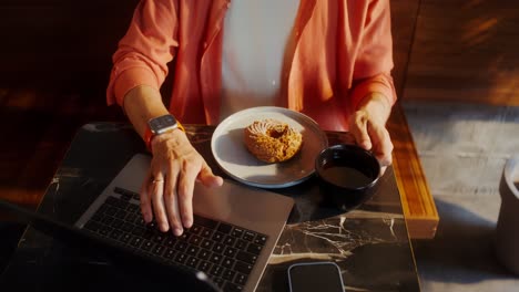 hombre trabajando en una cafetería