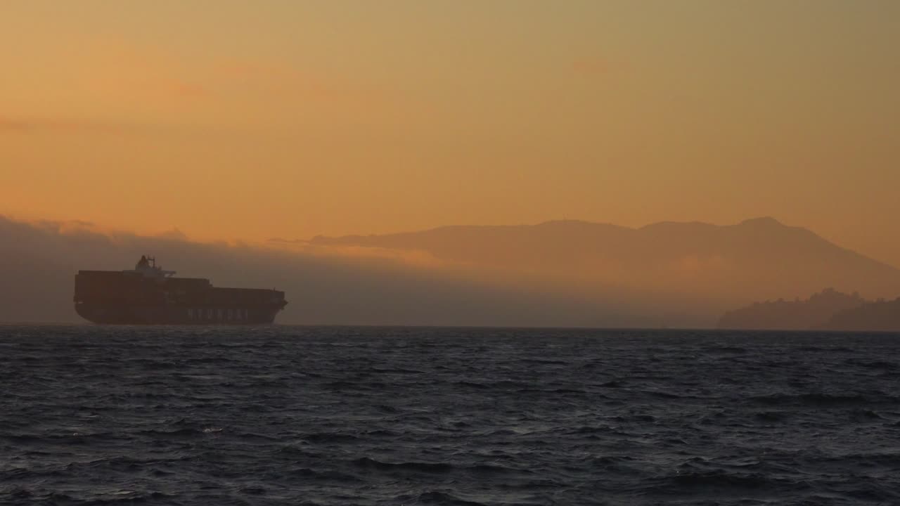 화물선은 일몰 1에 공해를 가로질러 먼 거리를 여행합니다.