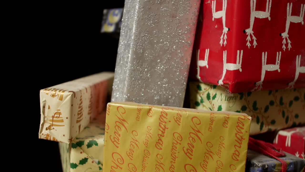 una gran pila de regalos de navidad envueltos en cajas junto a un árbol de navidad