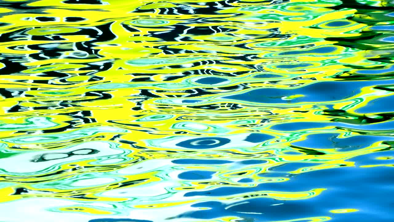 reflejos en el agua de mar.