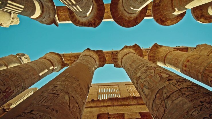 Vista dal basso di colonne scolpite nel Tempio di Karnak, Luxor