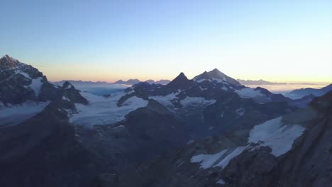 El-Amanecer-Se-Rompe-En-Los-Picos-De-Los-Alpes-Cerca-Del-Monte-Cervino-Y-El-Cervino