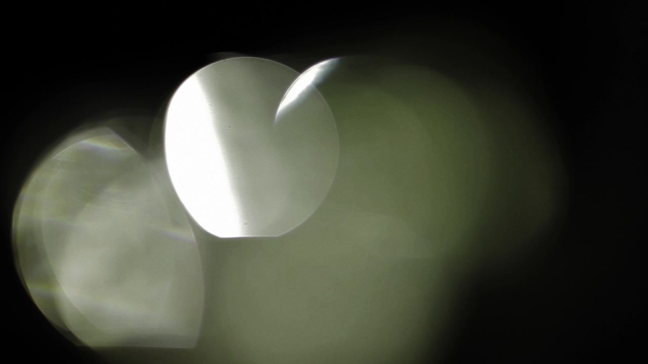 Dynamische Lichtlecks und Bokeh-Flares auf dunklem Hintergrund