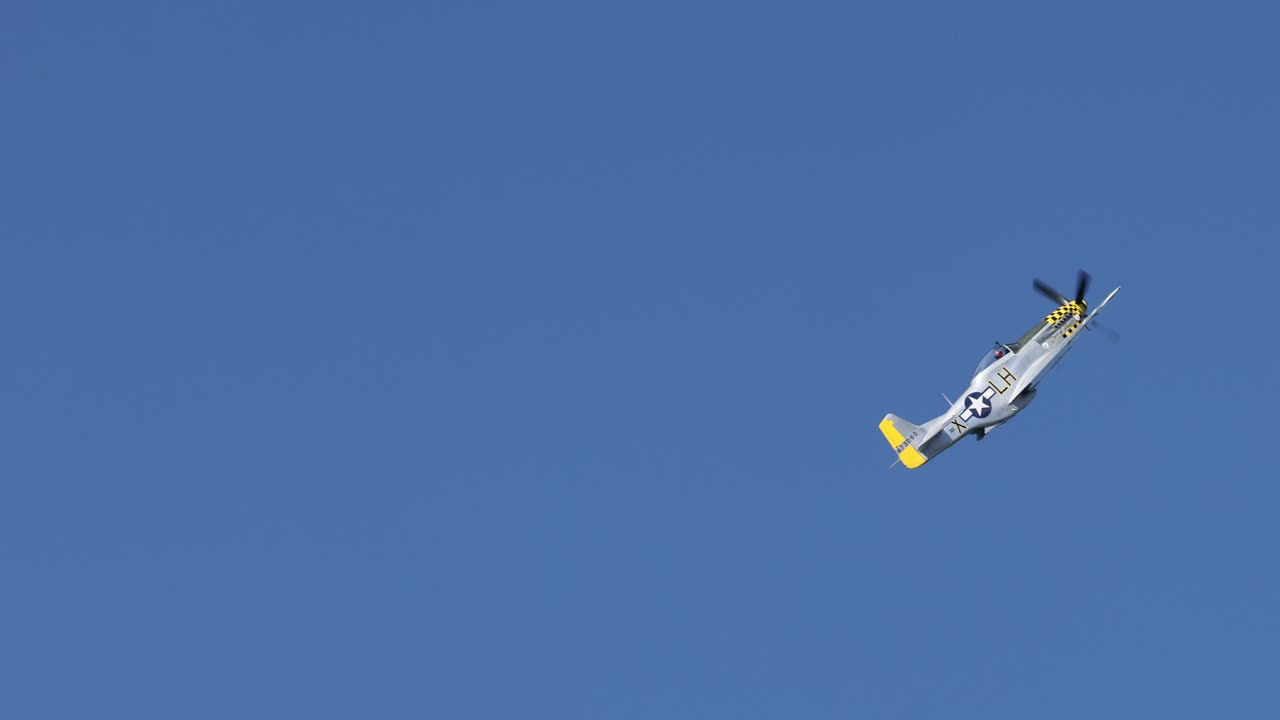 старые военные самолеты выполняют схемы полета в небе