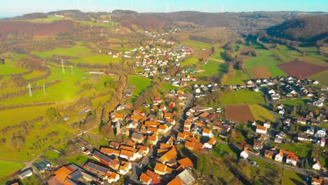 Vuelo-Sobre-Un-Pequeño-Pueblo-En-El-Campo-En-Una-Tarde-Soleada