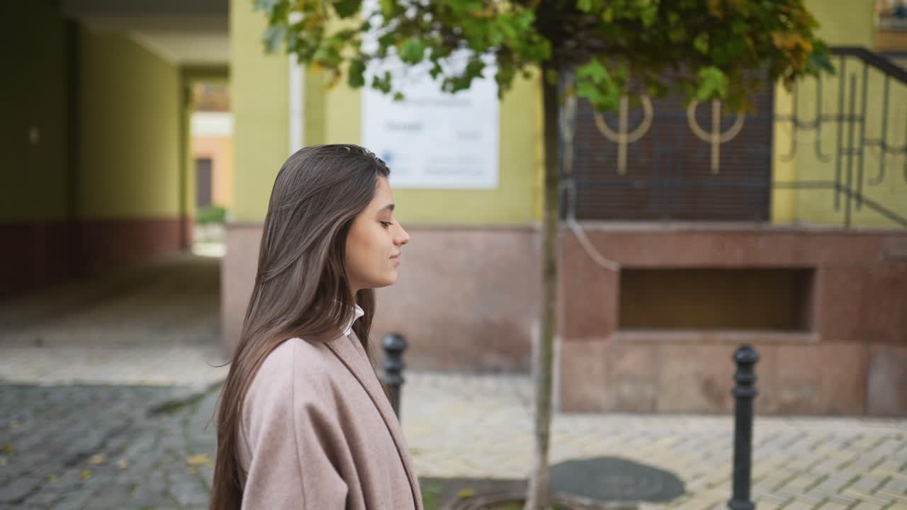 mujer caminando por una calle de la ciudad