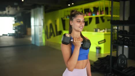 mujer trabajando en un gimnasio