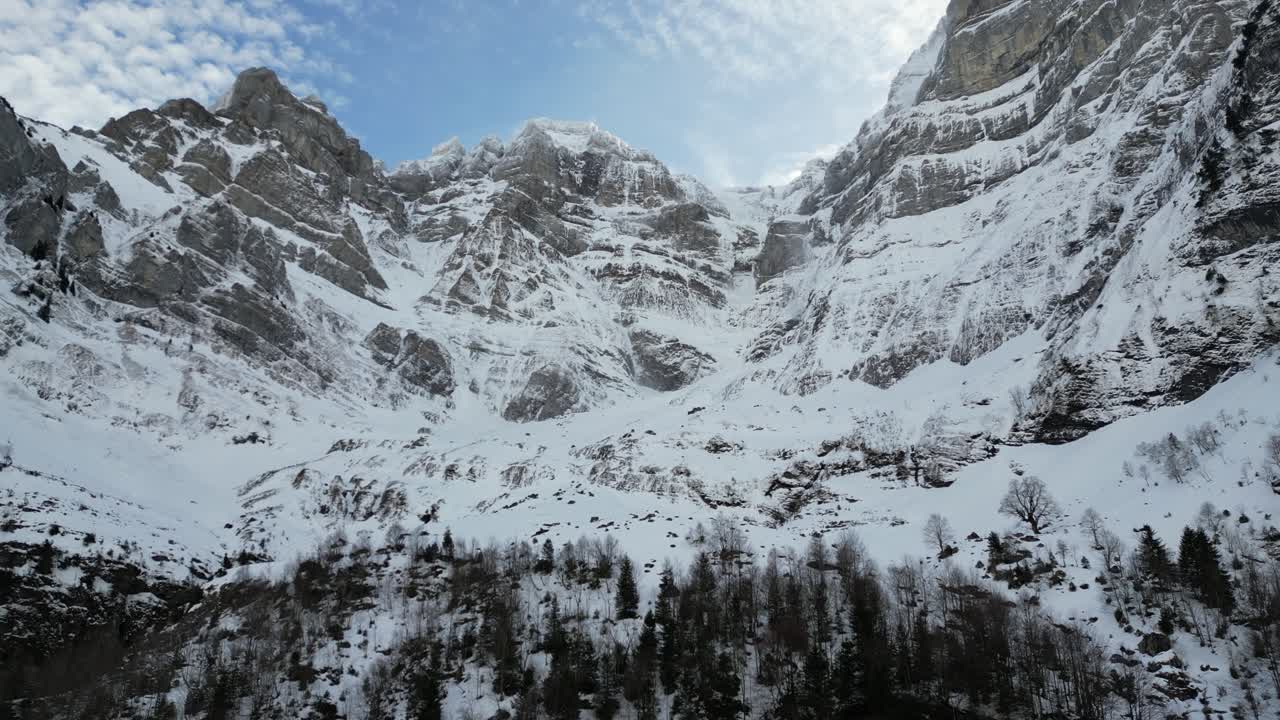 Klöntalersee Svizzera, vista aerea in avvicinamento che guarda le cime delle Alpi