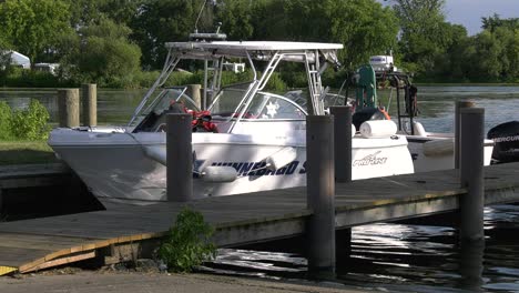 Barco-De-La-Policía-Estacionado-En-El-Muelle