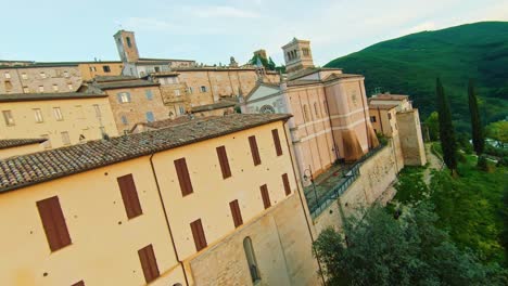 Volando-Sobre-Nocera-Umbra,-Pequeña-Ciudad-Medieval-En-El-Centro-De-Italia-En-Umbría.