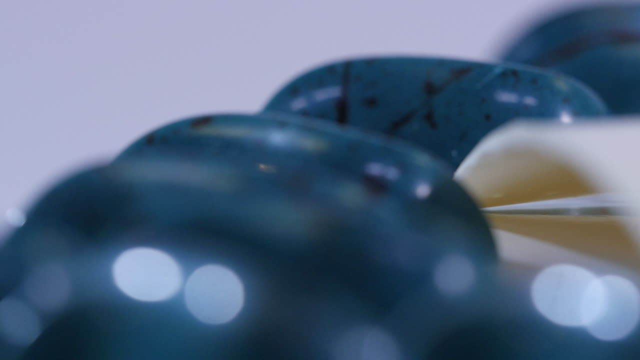 푸른 색의 수공예 초콜릿