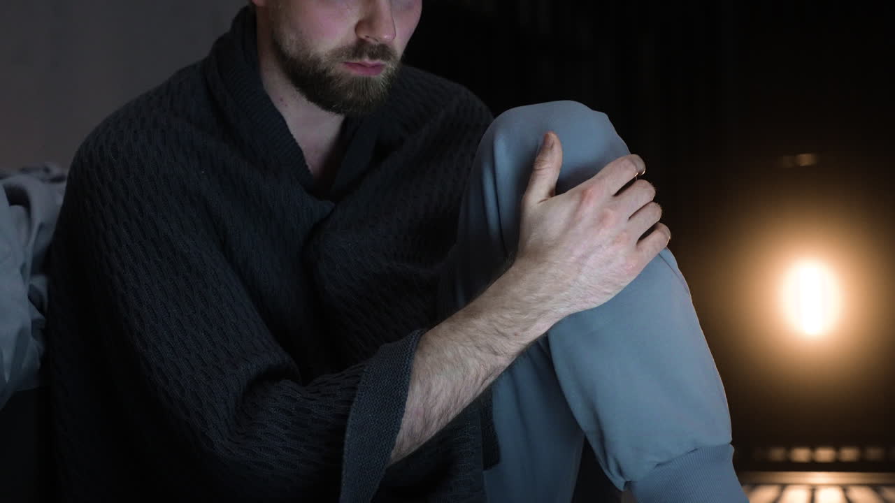 남자는 바닥에 앉아