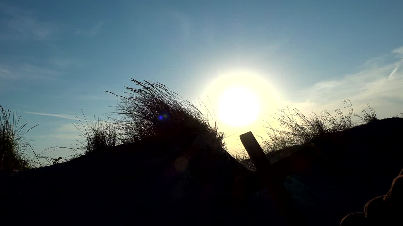 해가 뜨는 곳 에서 십자가 를 들어 올린 사람 의 손 의 실루 - 종교 에 대한 개념