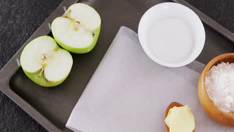 cuenco de azúcar y manzana, harina con mantequilla en cuchara 4k