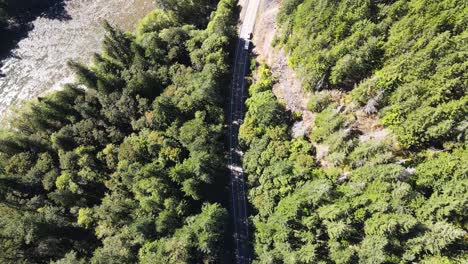 la impresionante carretera del bucle de la montaña en verlot, washington