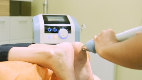 médico ortopedista haciendo terapia de ondas de choque
