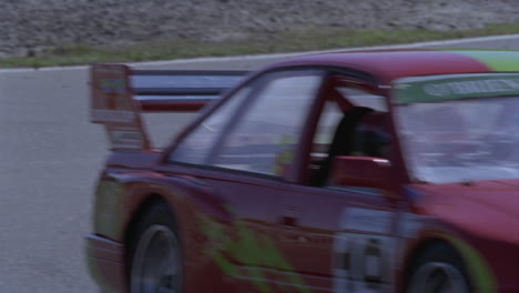 un coche de carreras conduce alrededor de una pista