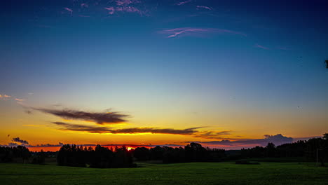timelapse amanecer sobre el paisaje letón con nubes cirrus en los cielos