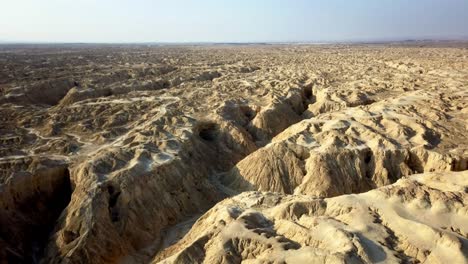 imágenes aéreas sobre el desierto rocoso con cuevas naturales