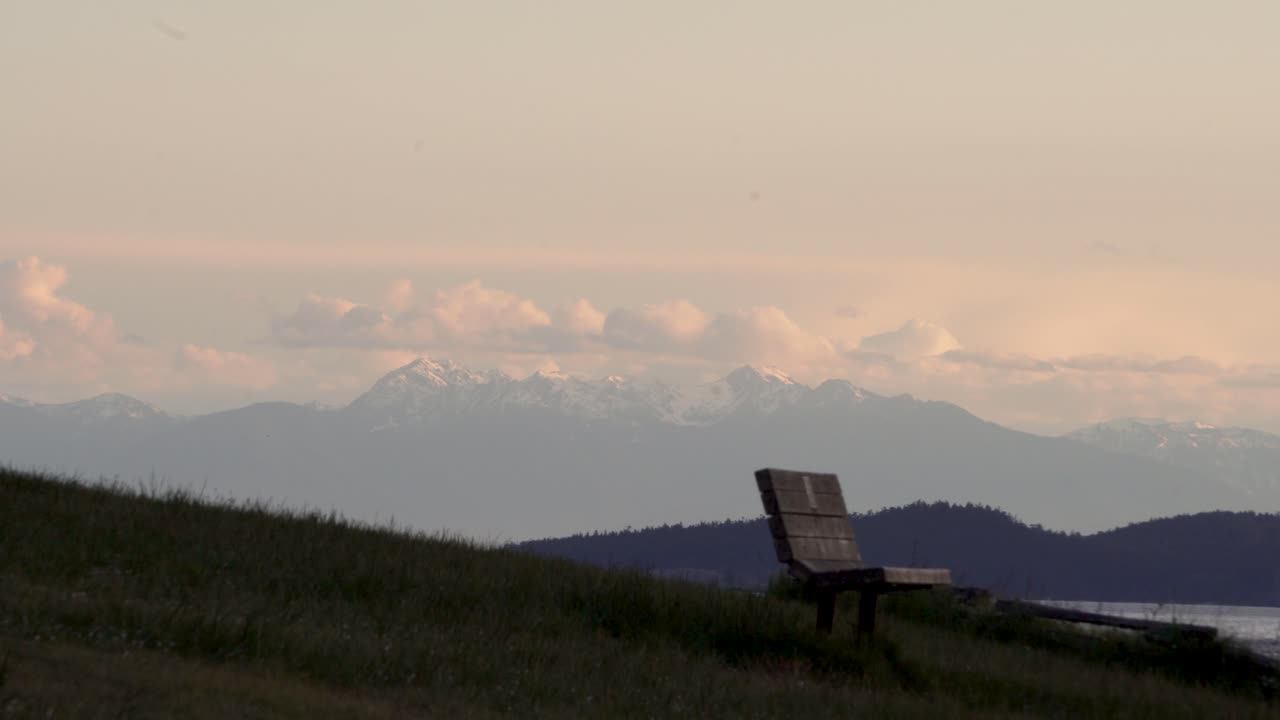 워싱턴 주의 한 공원에 있는 산의 웅장한 전망 - 패닝 와이드 샷
