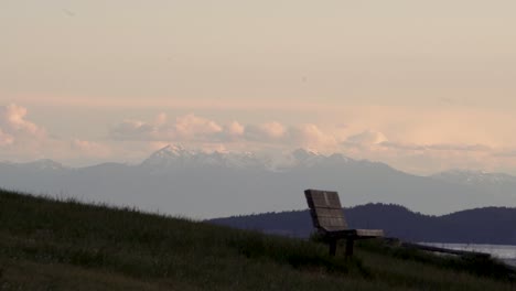 Magnificent-View-Of-The-Mountain-In-A-Park-In-Washington-State---panning-wide-shot