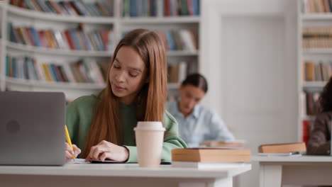 estudiantes que estudian en una biblioteca