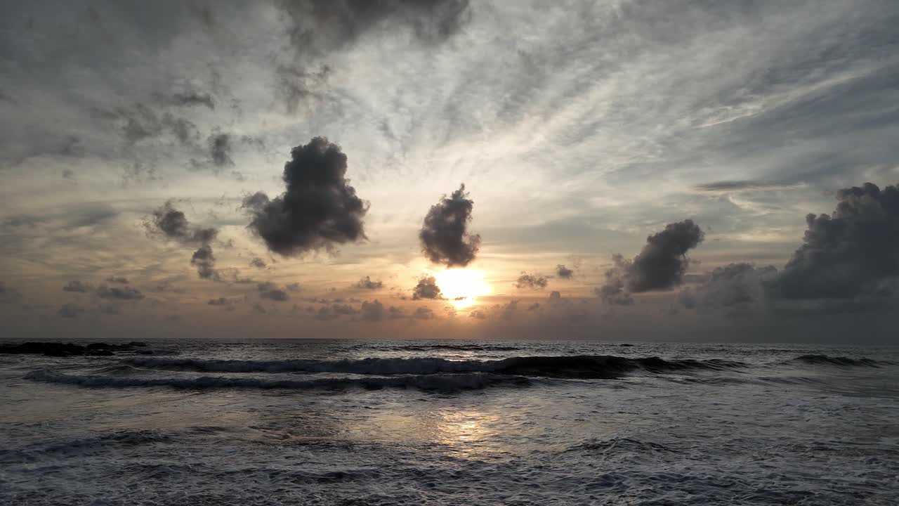 Wunderschöner Sonnenuntergang über dem Meer