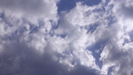 Wolken-Ziehen-Von-Links-Nach-Rechts-Vorbei,-Mit-Einem-Blauen-Himmel-Im-Hintergrund