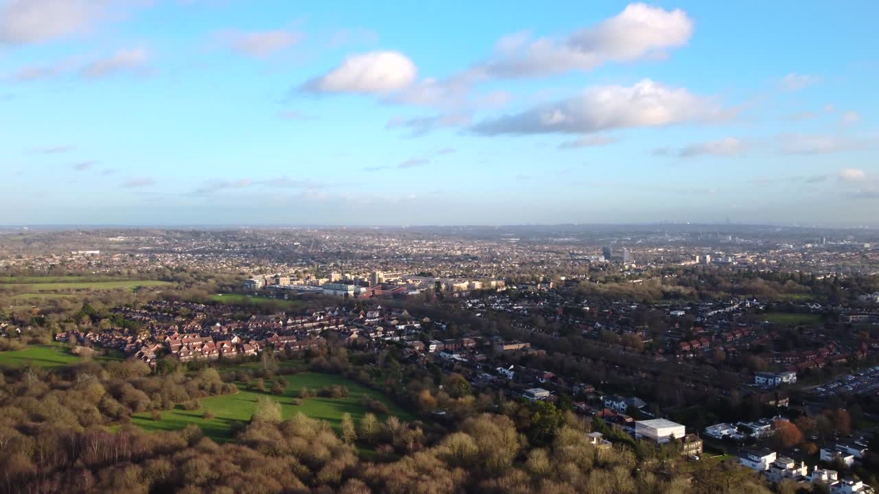 paisaje típico británico con bosque y ciudad suburbana en la distancia