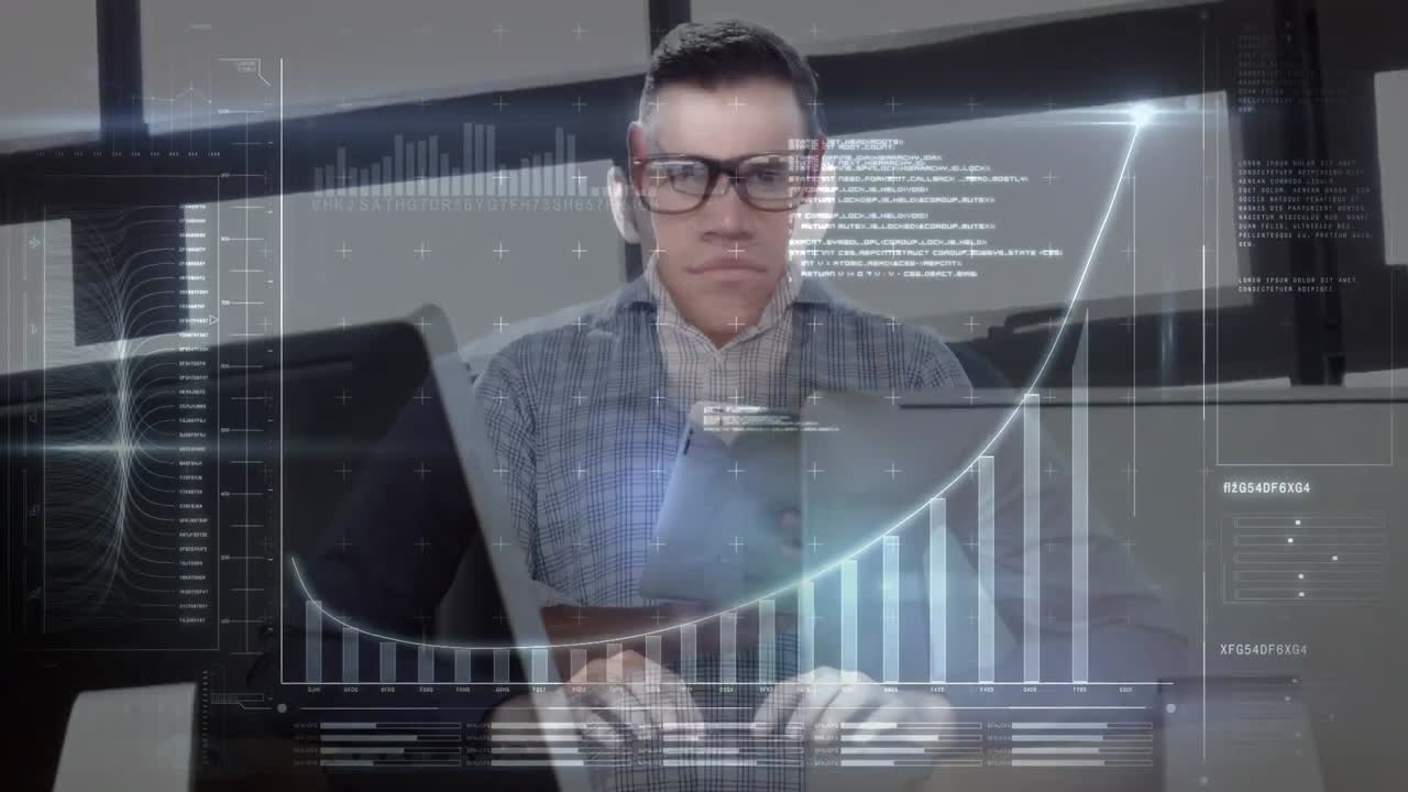 animación de un hombre de negocios caucásico usando una computadora para procesar datos.