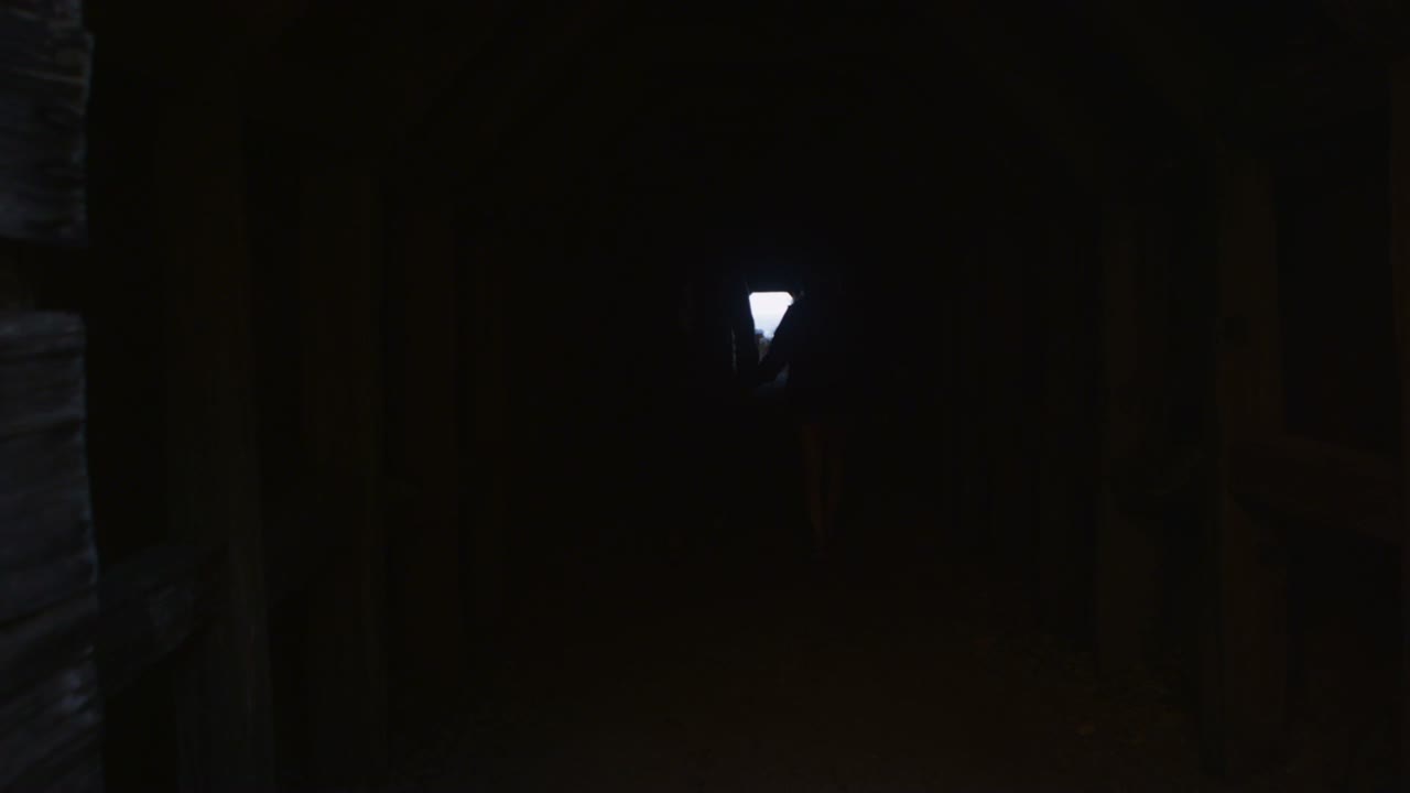 부부는 숲속의 덮힌 길을 걷는다