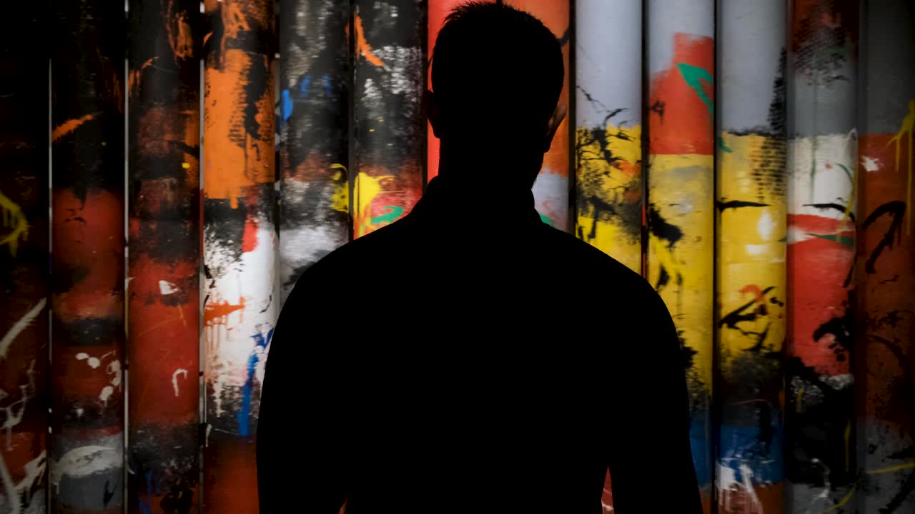 Persona che osserva arte astratta