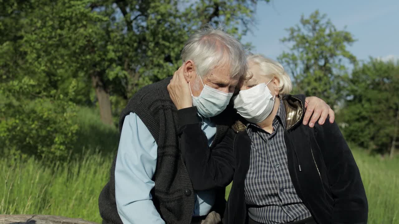 공원에서 코로나19 코로나바이러스 격리 기간 동안 의료 마스크를 착용한 노인 부부