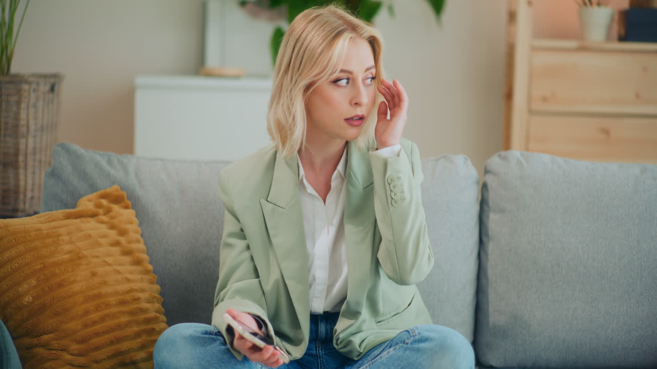 Ragazza triste e affranta legge cattive notizie sullo smartphone