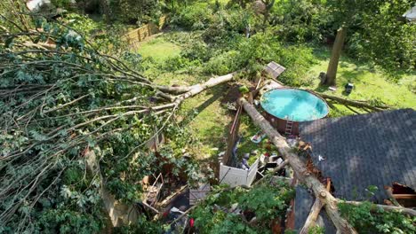 Tornado-Sturmschaden,-Niedriger-Drohnenüberflug,-Filmsequenz,-Oberirdische-Poolbäume,-Umgestürzt