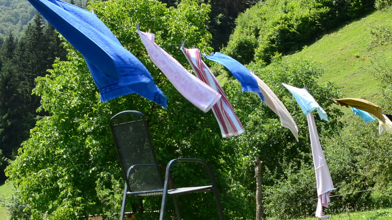 Biancheria contro le montagne. Biancheria nel cortile