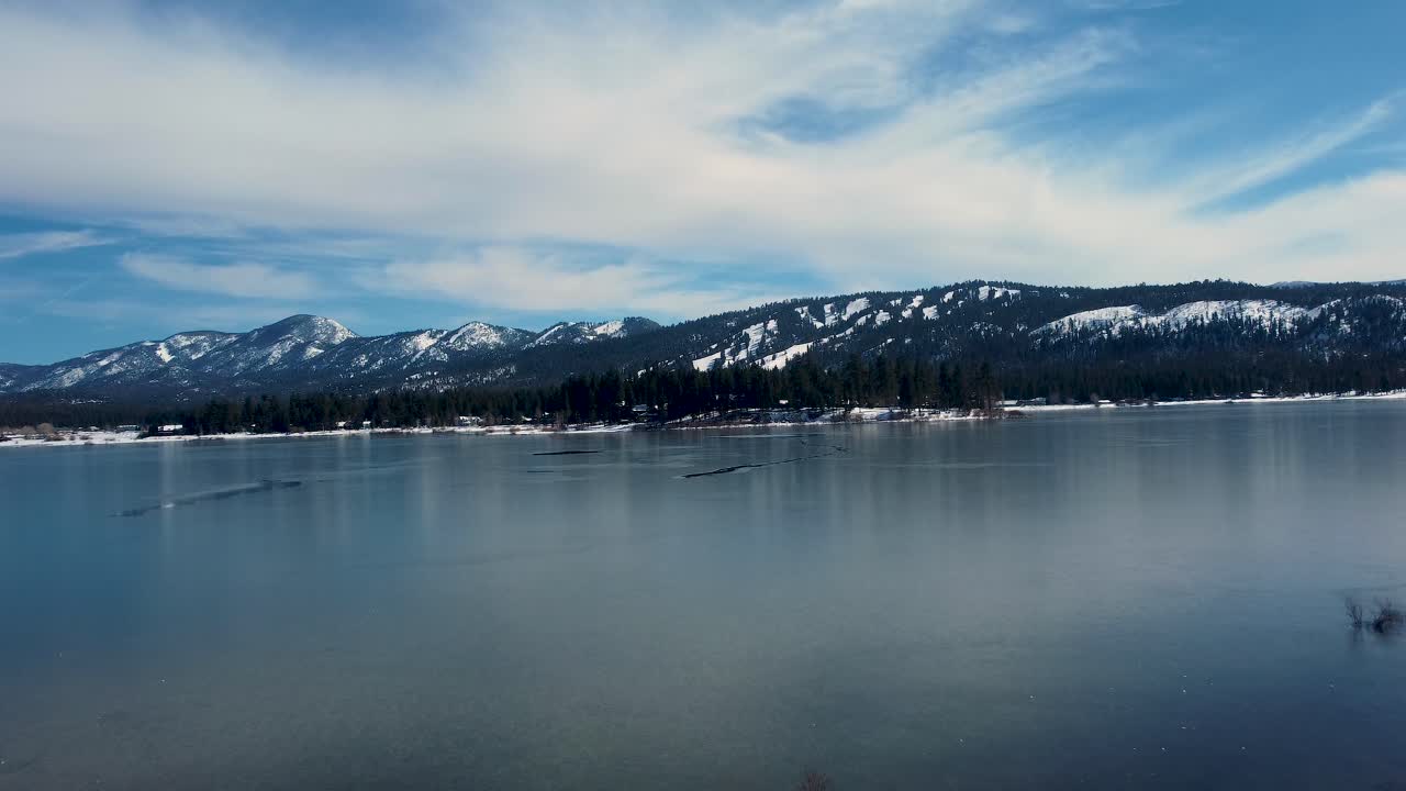 volando hacia el lago big bear en el bosque nacional de san bernardino, sur de california, estados unidos