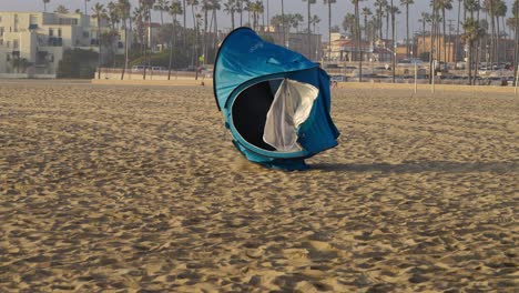 Refugio-Emergente-Volando-Por-La-Playa-En-California