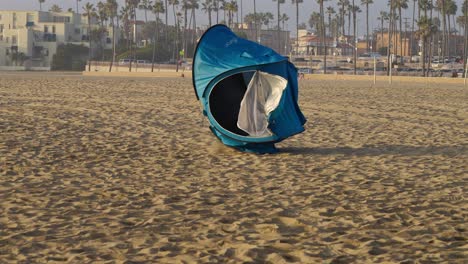 refugio emergente volando por la playa en california
