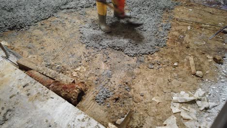 hombre trabajando en poring piso de cemento nuevo
