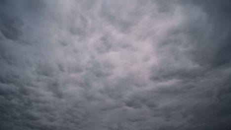 Lapso-De-Tiempo-Evocador-De-Nubes-En-Movimiento-Antes-De-La-Tormenta