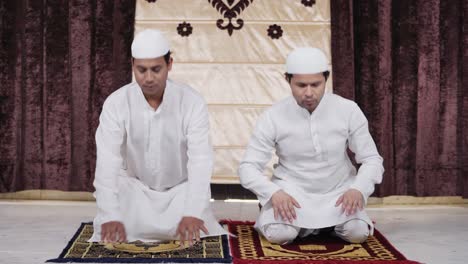 Musulmanes-Haciendo-Oración-De-Ramadán-En-El-Festival-Eid