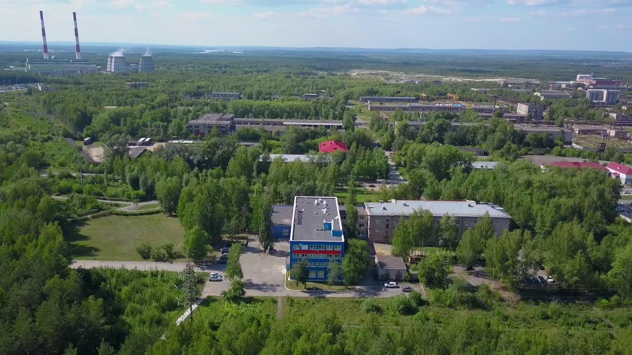 산업 구역 과 주거 건물 이 있는 도시 의 공중 사진