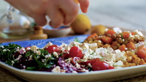 Frischer-Zitronensaft-Gepresst-über-Gesundem-Gemischtem-Gemüsesalat,-Nahaufnahme