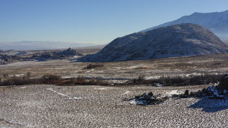 Schneebedeckte-Schroffe-Alabama-Hills-Wüstenlandschaft-In-Der-Sierra-Nevada-In-Der-Wintersaison