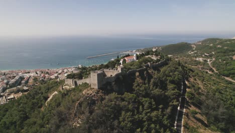 vista aérea del círculo sobre el castillo de la ciudad y la orilla del mar. sesimbra, portugal. tiempo real