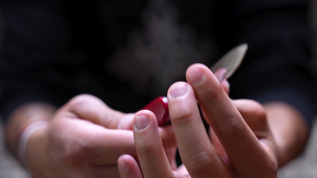 demostrando la funcionalidad y el cuchillo de un cuchillos de bolsillo