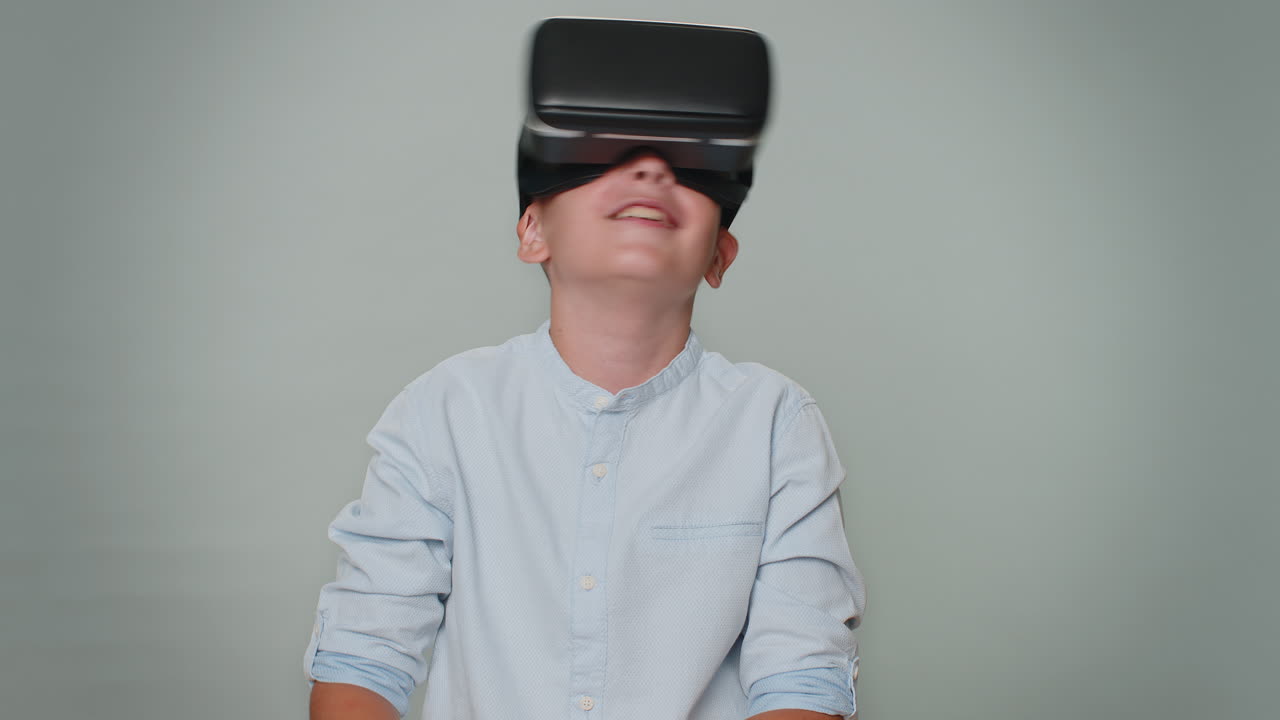 niño pequeño con casco de auricular aplicación para jugar juego de simulación realista, viendo video de realidad virtual