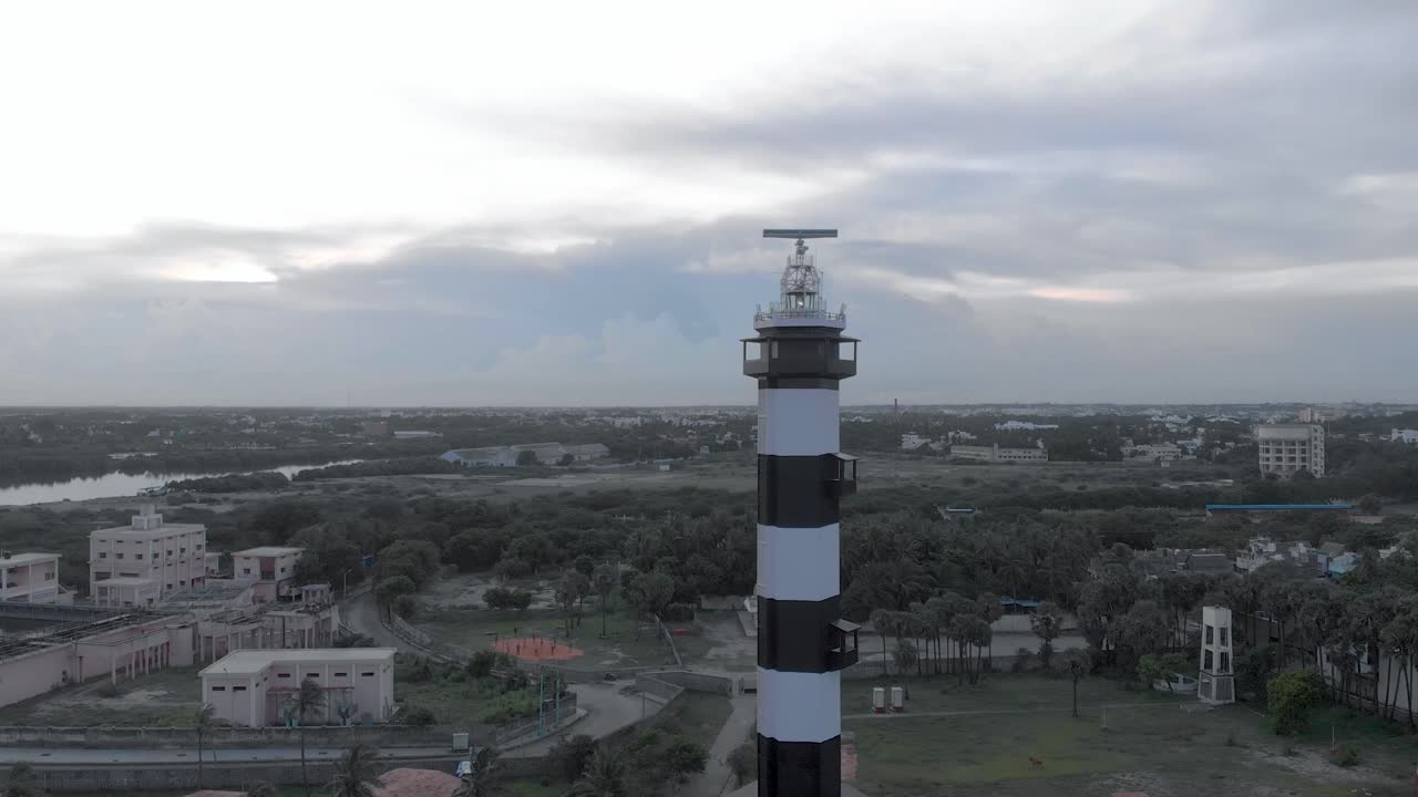 vista aérea de 4k de un faro cerca del puerto del puerto disparado con un dron en pondicherry, india