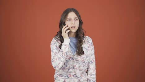 el teléfono de la joven que habla por teléfono se queda sin carga.